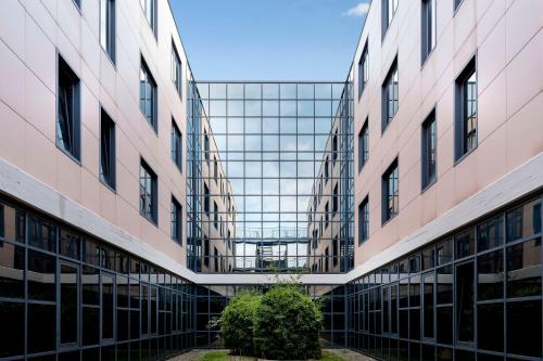 a hallway between two buildings with a glass ceiling at Best Western Cavalieri Della Corona in Cardano al Campo