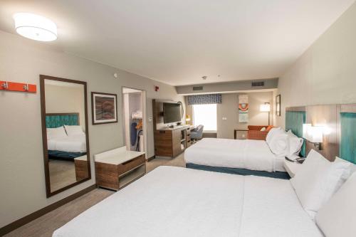 Habitación de hotel con 2 camas y espejo en Hampton Inn Dry Ridge en Dry Ridge