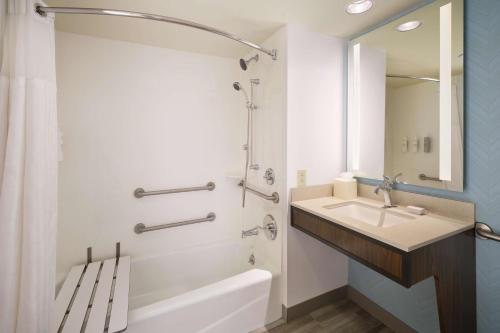 W łazience znajduje się umywalka, wanna i prysznic. w obiekcie Hilton Garden Inn Houston/Bush Intercontinental Airport w mieście Houston