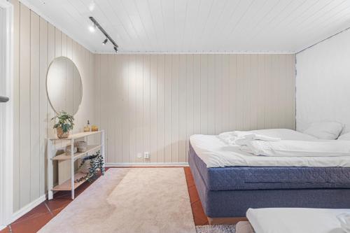 um quarto com uma cama e um espelho em Big central apartment w/ a view and parking em Bergen