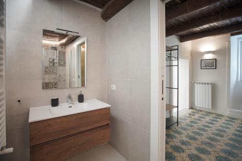 La salle de bains est pourvue d'un lavabo et d'un miroir. dans l'établissement Cartoline di Napoli, à Naples