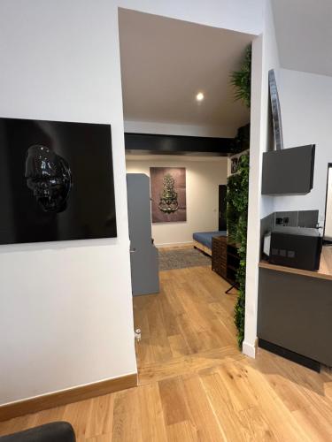 Il comprend un salon doté de murs blancs et de parquet. dans l'établissement La Suite Triangle d'or, à Bordeaux