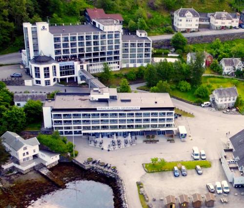 eine Luftansicht eines Gebäudes mit einem Parkplatz in der Unterkunft Havila Hotel Geiranger in Geiranger