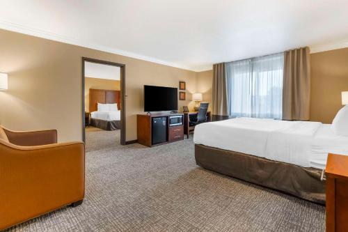 Pokój hotelowy z dużym łóżkiem i telewizorem w obiekcie Comfort Inn & Suites Redwood Country w mieście Fortuna