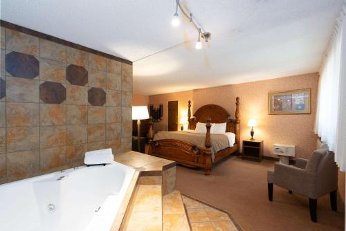 um quarto de hotel com uma banheira e uma cama em Quality Inn em Havre