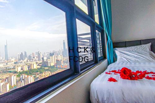 een slaapkamer met een bed en een raam met uitzicht bij Sunset View at M-Vertica Residence KL by HCK in Kuala Lumpur