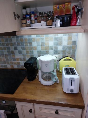a kitchen counter with a coffee maker and a toaster at Villa Korfes-Κορφές Τριώροφη Βίλα για Οικογένειες και Παρέες in Karpenision