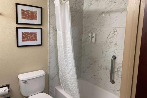 ein Bad mit einer Dusche, einem WC und einer Badewanne in der Unterkunft Wyndham Garden Newark Fremont Silicon Valley in Newark