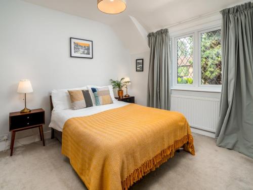 Llit o llits en una habitació de Pass the Keys Cosy 3 Bed Cottage in Chorleywood