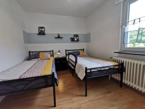 - 2 lits jumeaux dans une chambre avec fenêtre dans l'établissement 3 Zimmer-Apartment mit Terrasse, à Gernsbach