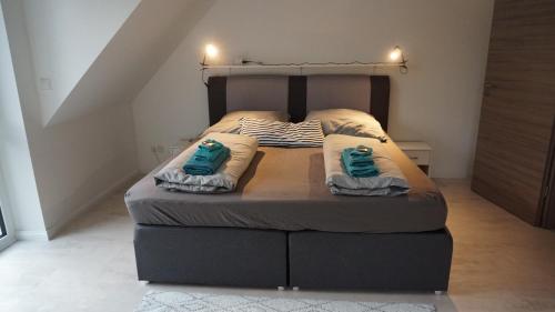 Un dormitorio con una cama grande con dos zapatos. en Neubau, moderne Haushälfte in Hamburg, en Hamburgo
