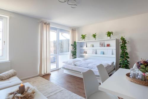 Dormitorio blanco con cama y mesa en Fabulous 2 Room City Apartment - 60 qm - Contactless Check-in, en Hannover
