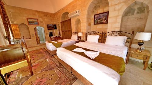 a bedroom with two beds in a room at ULUBEY KONAĞI in Mardin