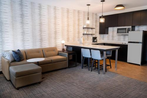 un soggiorno con un divano e una cucina con un tavolo di Residence Inn by Marriott Louisville Old Henry a Louisville