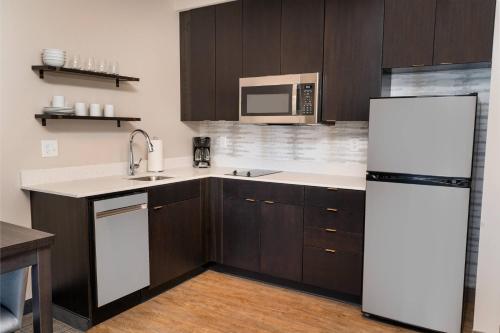 Cucina o angolo cottura di Residence Inn by Marriott Louisville Old Henry
