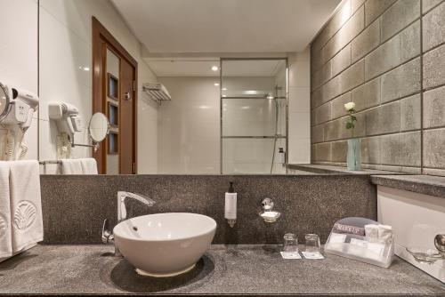 Bilik mandi di Villa Rotana