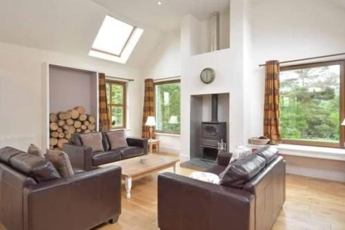 Ruang duduk di Holly Tree Lodge with Sauna near Glenshee