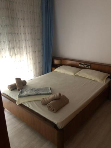 Una cama con dos toallas y un libro. en STOUDIO VOUL en Alexandroupolis
