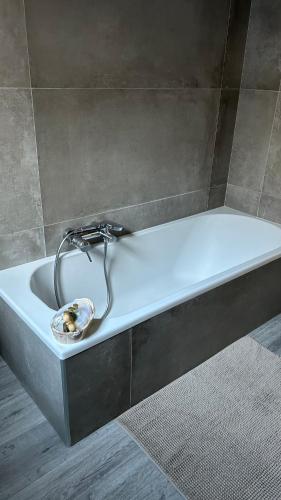 a bath tub in a bathroom with a drain at Casa Polizzi - Maison entière in Fontaine-lʼÉvêque