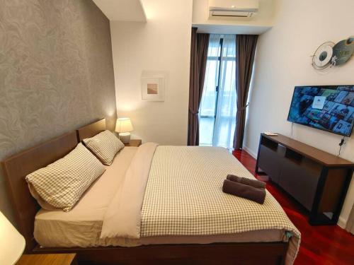 une chambre d'hôtel avec un lit et une télévision dans l'établissement C2004 Grand Medini Couple 100mbps Netflix By STAY, à Nusajaya