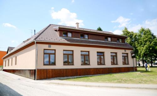 ein Haus, das auf der Straßenseite liegt in der Unterkunft Penzion Pod kolem in Šošŭvka