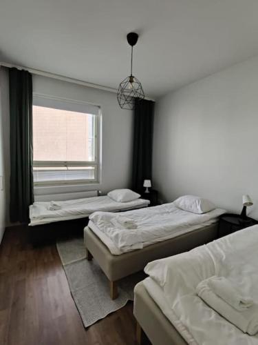 Postel nebo postele na pokoji v ubytování Kotimaailma Apartments - 2 makuuhuoneen asunto Espoosta