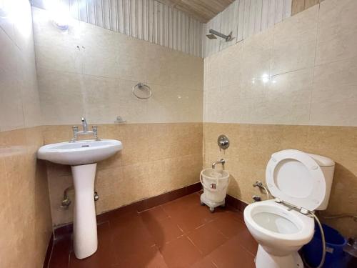 馬蘇里的住宿－Hotel Amar，一间带卫生间和水槽的浴室