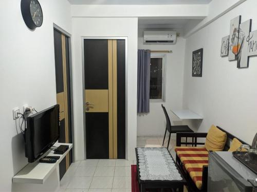 TV a/nebo společenská místnost v ubytování Apartemen 32 m2 dengan 2 kamar tidur dan 1 kamar mandi pribadi di Gresik
