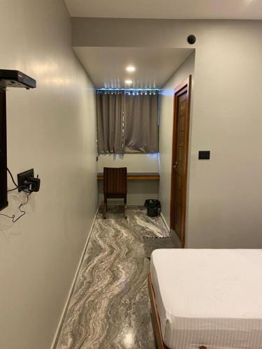 Una cama o camas en una habitación de Luxe Inn