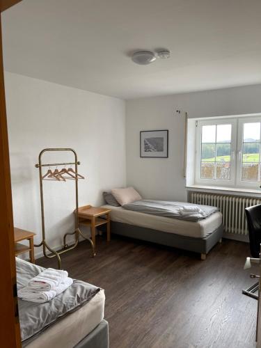 1 Schlafzimmer mit 2 Betten und einem Fenster in der Unterkunft The Gantry in Drees