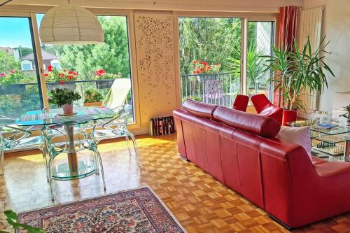 - un salon avec un canapé rouge et une table dans l'établissement 3 room apartment, 90 sqm, quiet, 25 min from Paris, à Le Vésinet