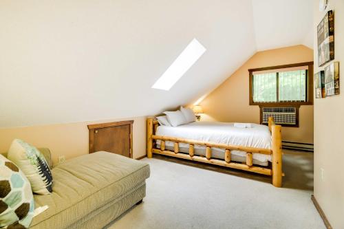 - une chambre avec un lit et un canapé dans l'établissement Poconos Cabin Rental - Walk to Lake Wallenpaupack!, à Lake Ariel