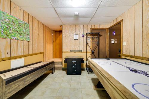 Fotografie z fotogalerie ubytování Less Than 1 Mi to Lake Wallenpaupack Poconos Cabin Rental v destinaci Lake Ariel