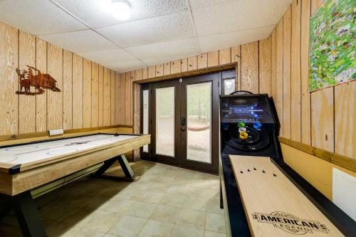 Herní místnost v ubytování Less Than 1 Mi to Lake Wallenpaupack Poconos Cabin Rental