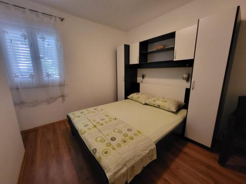 Postel nebo postele na pokoji v ubytování Apartments Miramaris