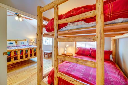 a bedroom with two bunk beds in a cabin at Incline Village Retreat Near Skiing and Beaches in Incline Village