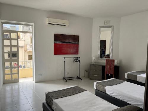 Gallery image of New Aurora Room 1, Huge private bedroom en-suite in Is-Swieqi