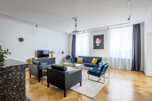 salon z kanapami i krzesłami oraz telewizorem w obiekcie Elegant City Home w Helsinkach