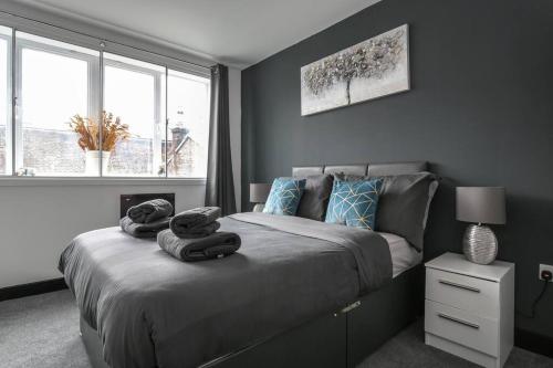 ein Schlafzimmer mit einem Bett mit Handtüchern darauf in der Unterkunft *Liverpool City Centre Modern Stylish Apartment in Liverpool