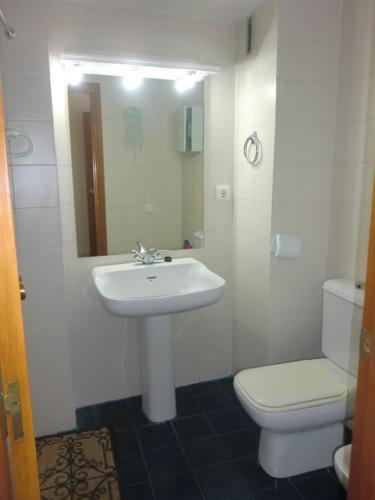 een witte badkamer met een wastafel en een toilet bij Piso La Pista Alcora in Alcora