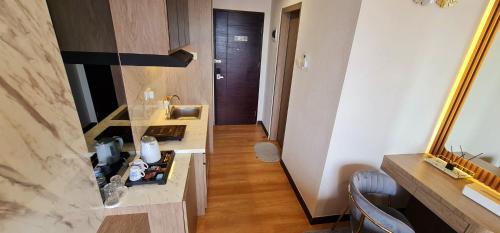 een badkamer met een wastafel en een kamer met een spiegel bij Apartment in Citra Plaza Nagoya Lubuk Baja Kota Batam in Nagoya