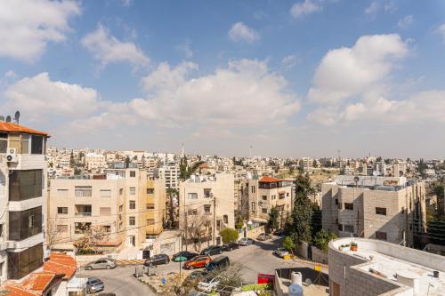 - une vue sur une ville avec des bâtiments dans l'établissement Battuta Hostel, à Amman