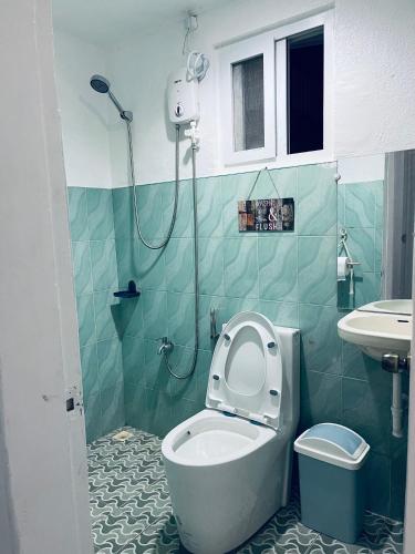 a bathroom with a toilet and a sink at MUBA HOSTEL in Moalboal