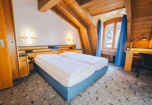 Una cama o camas en una habitación de Villa Waldperlach by Blattl
