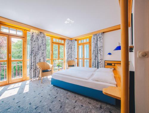 Una cama o camas en una habitación de Villa Waldperlach by Blattl