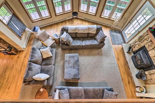 Χώρος καθιστικού στο Steps to River Big Bass Lake House with Grill!