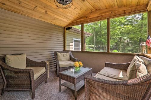 Χώρος καθιστικού στο Steps to River Big Bass Lake House with Grill!