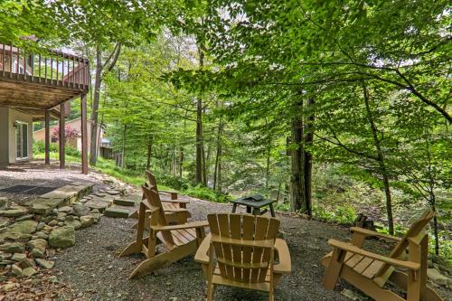 Κήπος έξω από το Steps to River Big Bass Lake House with Grill!