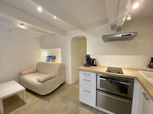 - une cuisine avec un canapé et une chaise dans la chambre dans l'établissement Vieux-Nice 2 pièces proche mer, à Nice