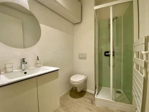 une salle de bain avec toilettes, lavabo et miroir dans l'établissement Vieux-Nice 2 pièces proche mer, à Nice